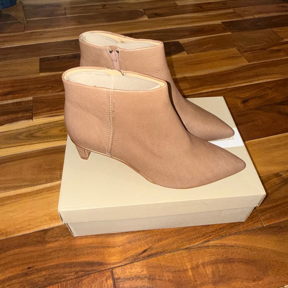 Women’s Clark’s Tan Leather Low Heel Ankle Boots size 9